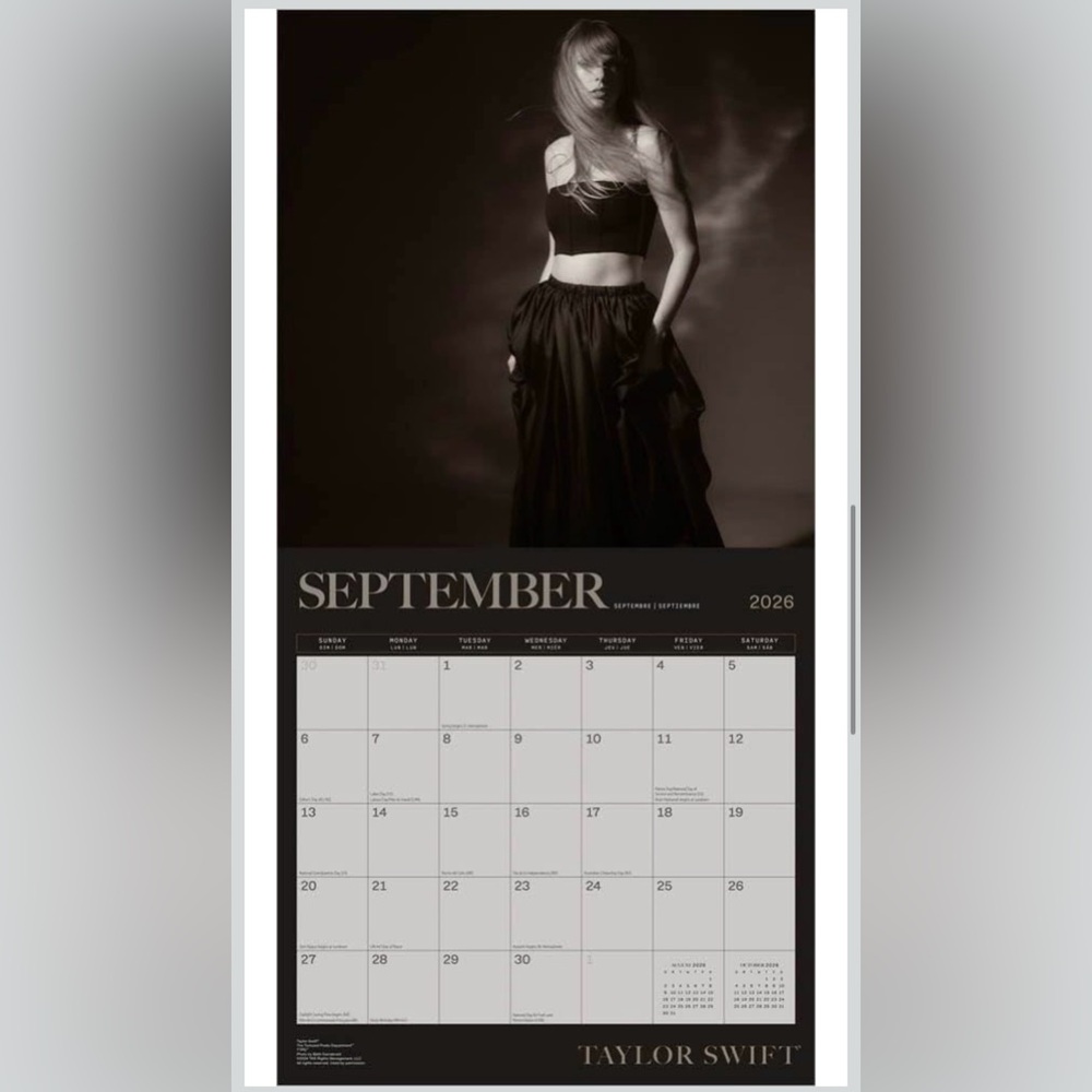 Taylor Swift Official 18 month Calendar with BONUS Photo NWT - Picture 4 of 4